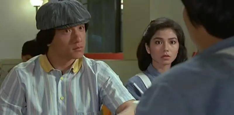 在客串了《奇谋妙计五福星》之后,成龙发现自己的形象与警察如此契合