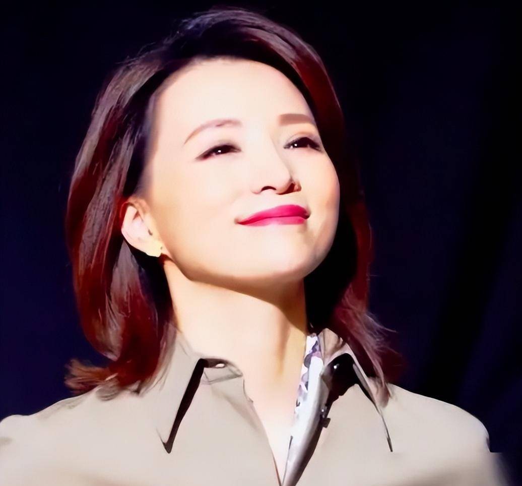 董卿先是考进了东方卫视,凭借着1998年的《相约星期六》,董卿也算是在