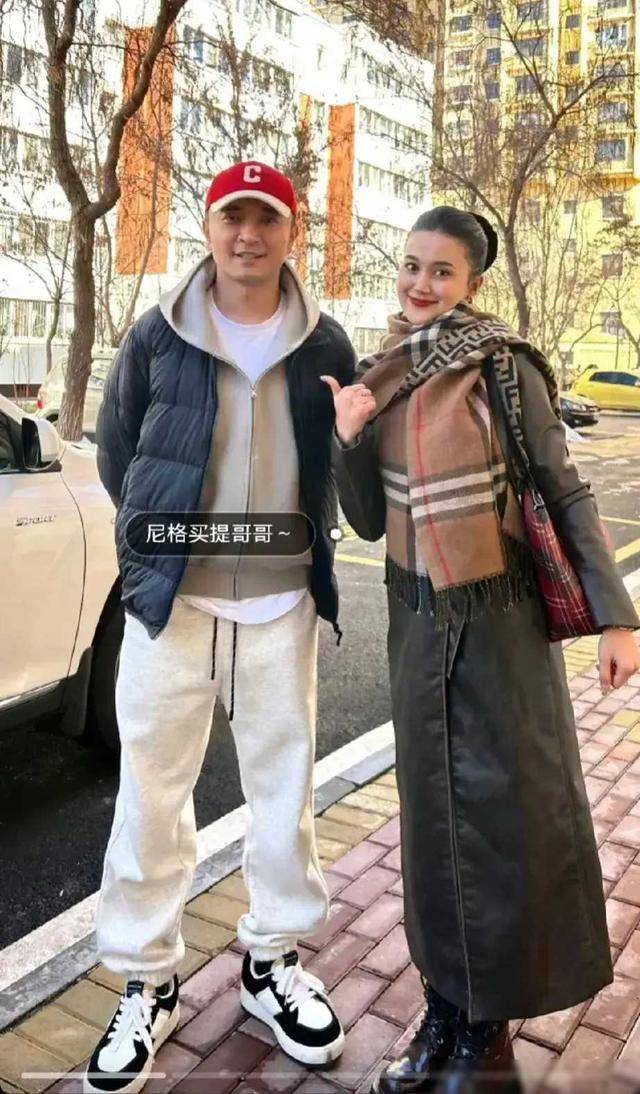 尼格买提回到新疆过年,家里富丽堂皇的,妹妹比迪丽热巴还漂亮!
