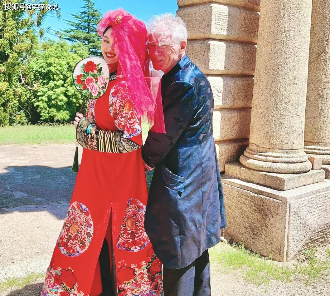 黑文晒第二套结婚照:与丈夫杜可风贴脸合照好开心,两人搂抱挽手好甜蜜