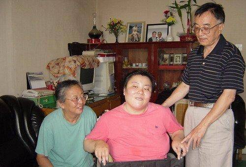 清华才女朱令:1995年被室友下毒智商跌至孩童,案件至今仍未侦破_父母_