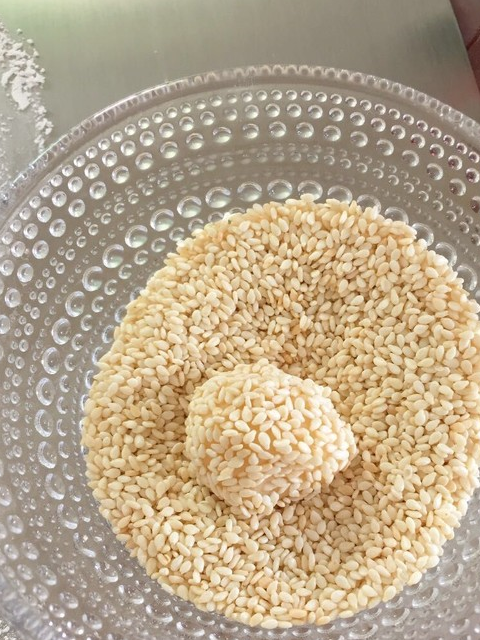 只需1碗面粉2个鸡蛋,做出孩子最爱小零食_芝麻_面团_玉米油
