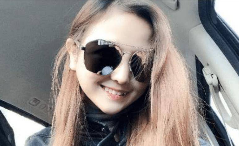 "袖珍美女"黄韵伊:初中辍学如今年入百万,颜值出众追求者甚多_父母