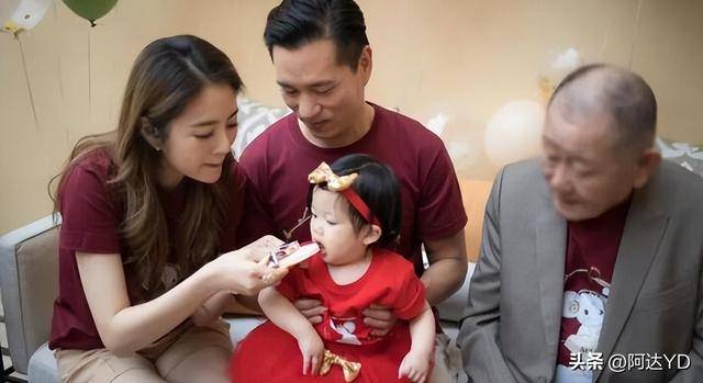 43岁安以轩暌违两年首露面,泰国之行素颜现身,与家人欢声笑语_生活