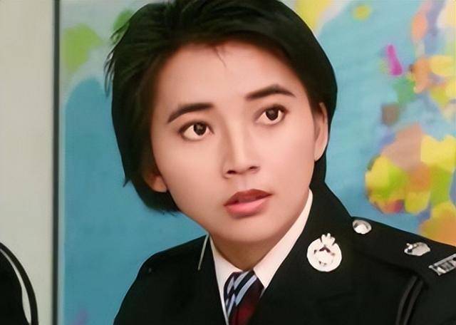 她与有武术出身的胡慧中和三毛洪一起接受短期训练后,成功扮演女警"
