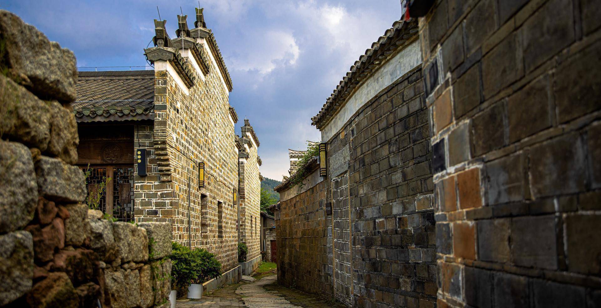 安义古村位于江西省南昌市安义县石鼻镇,距南昌市区仅30公里,安义古村