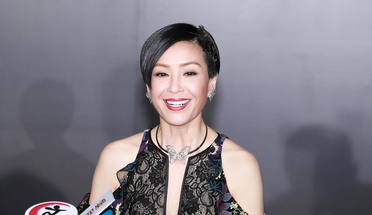 保养得当的伍咏薇看着很帅,穿一身黑白造型,配短发真挺飒爽的