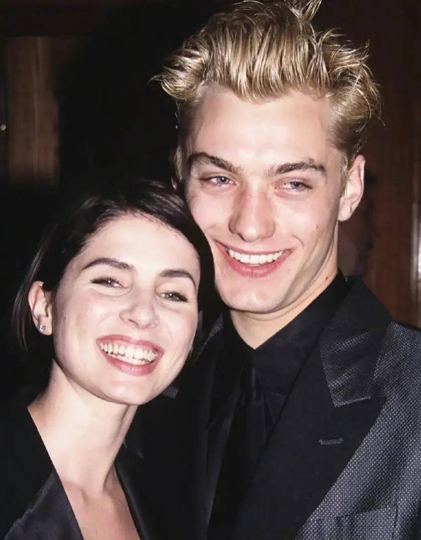 裘德洛也逃脱不了英国男人的宿命,这个女人曾拥有颜值巅峰的他_裘花