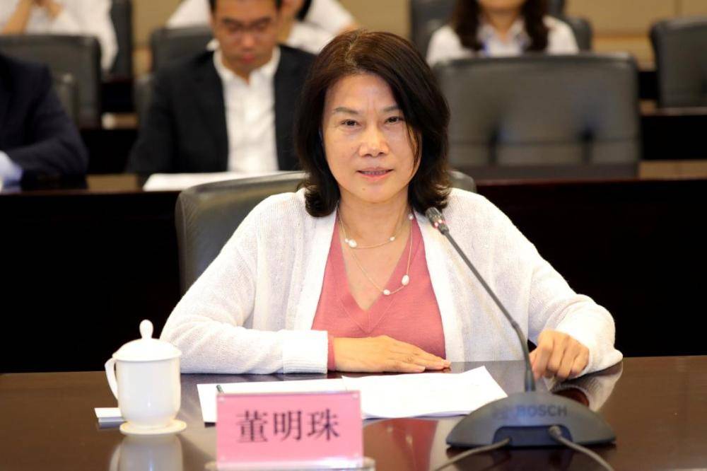 在担任格力电器董事长的同时,董明珠也曾担任过4年的格力集团董事长.