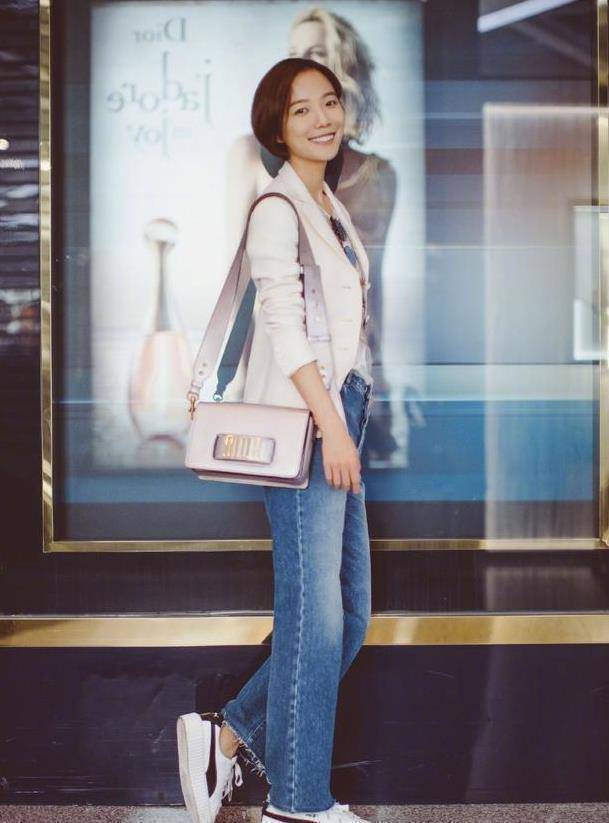 王珞丹虽然瘦却不柴,穿西装裙秀出好身材,一双大长腿看着都心动_女性