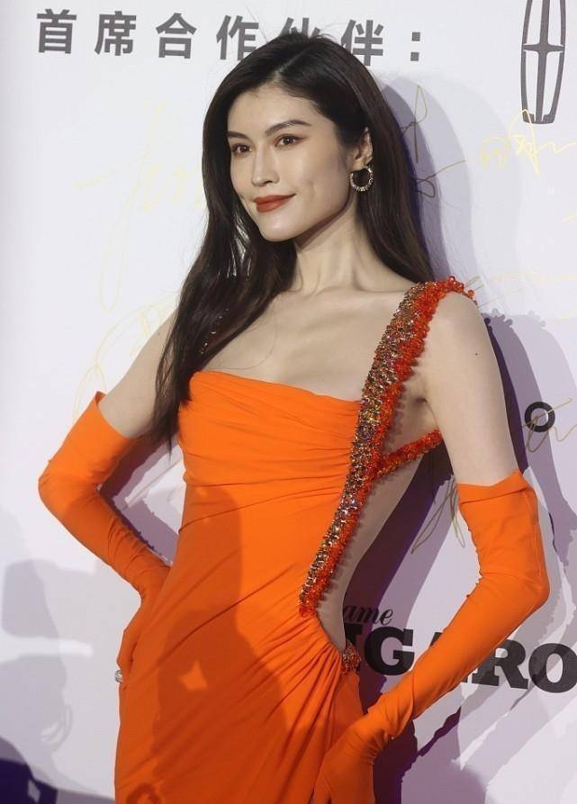 女人有何穗的身材就挺好,一袭开叉长裙秀出美腿,超模气质好动人_女性