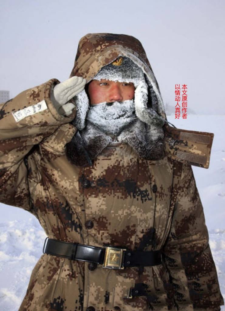 首长问7位男军人,为何都在镜子上放1个女军人美图?