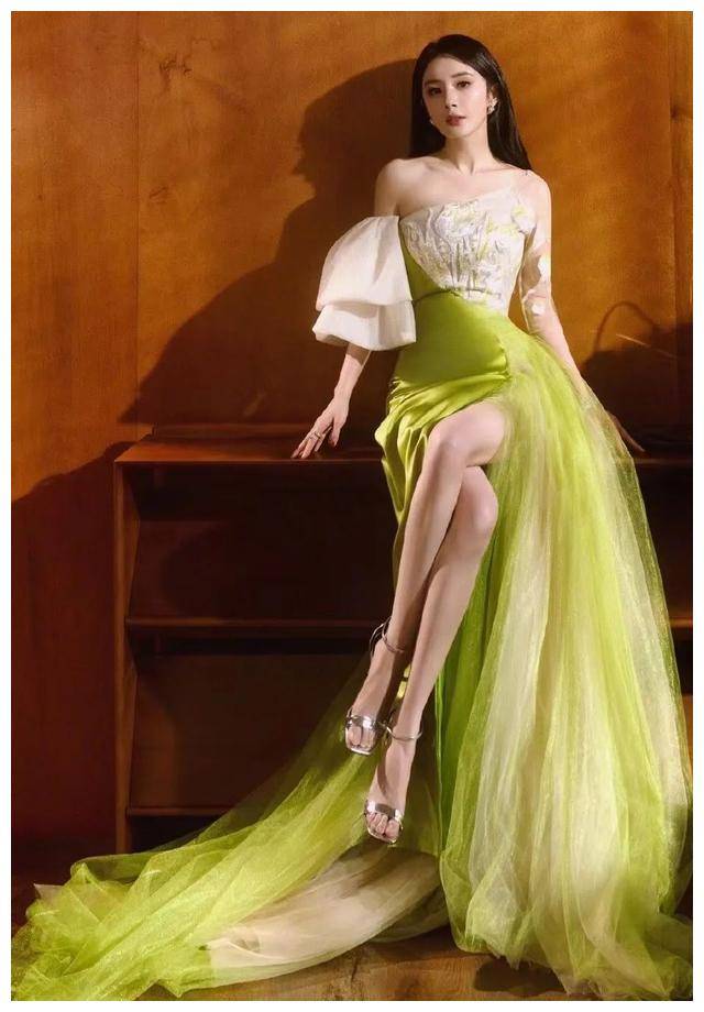 杨幂春晚首美 大红公主裙 香肩夺目,前夫哥无福气_传统_文化_魅力