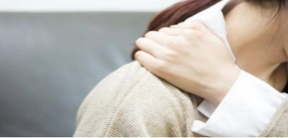 肩膀抽筋疼有什么好办法?试试这个_肌肉疲劳_方法_专业