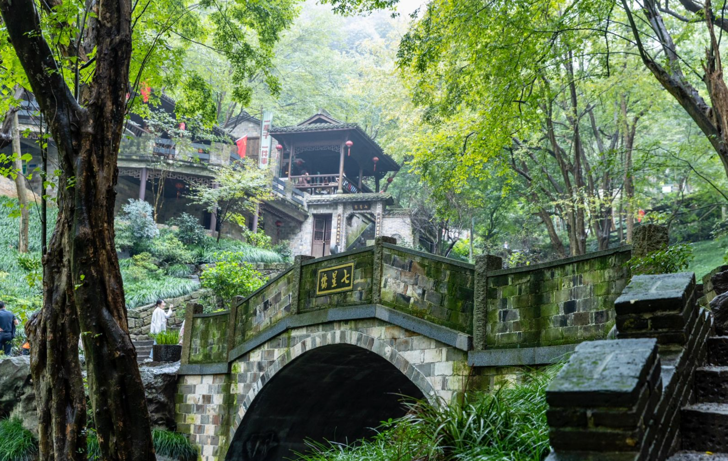 如果说苏杭是烟雨江南,那皖南一定是水墨江南.青砖伴瓦漆,白马踏新泥.