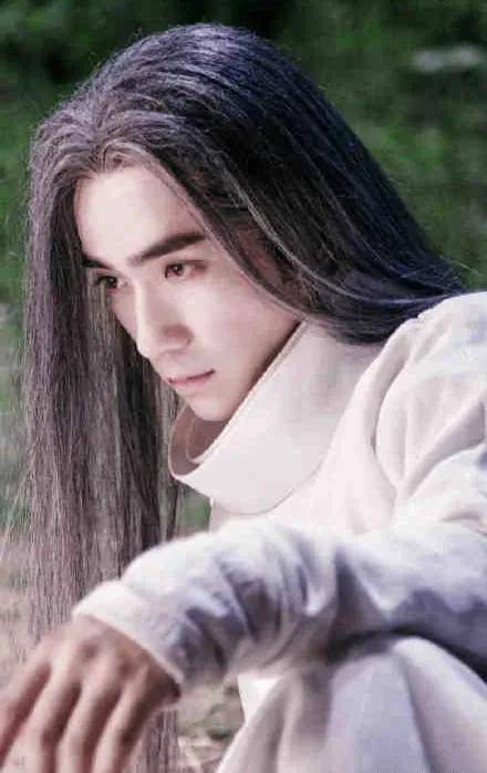 在那个弱肉强食,以力量横行霸道的世界里,手无缚鸡之力的夜尊与哥哥