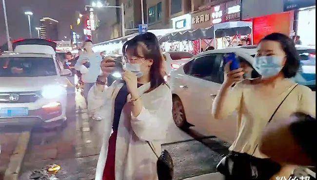 进价10块卖10块,虎牙洋气黄开兰博基尼摆地摊贴膜,不