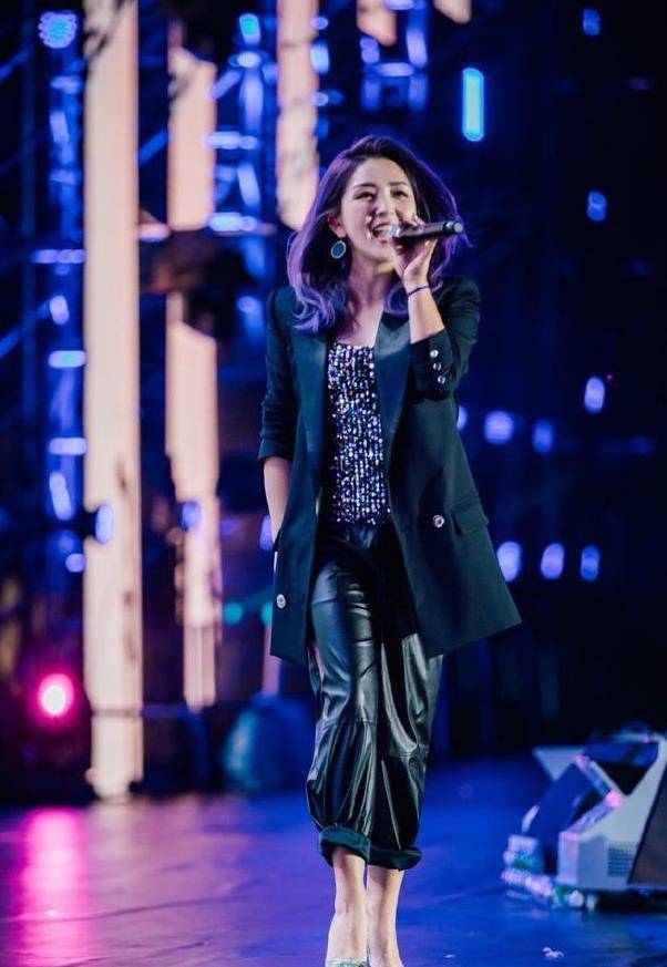 何洁五官还是很漂亮的,虽然脸蛋肉肉的,但无滤镜生图也扛得住_西装