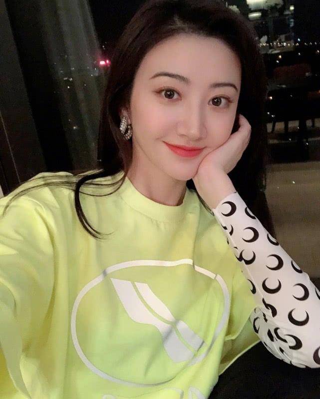 晒自拍传达爱意面色红润,锁骨抢镜美出新高度_脸庞_气质_宝宝