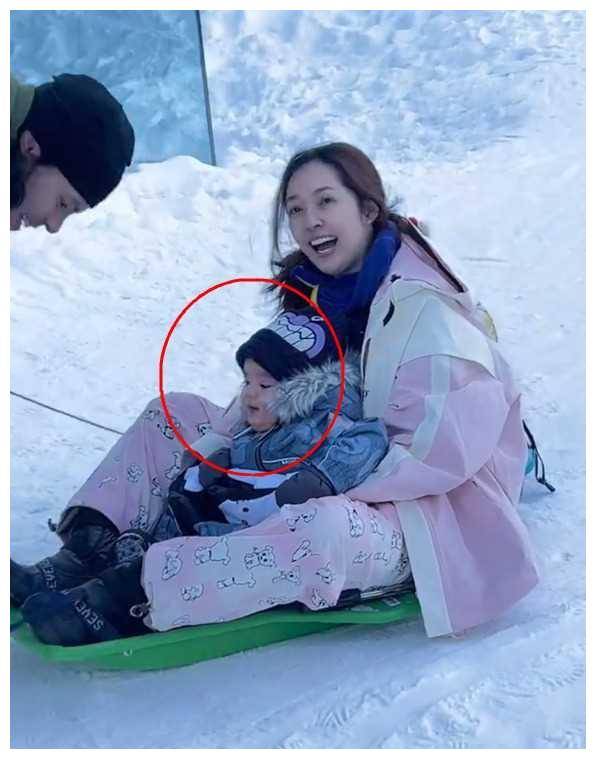 向佐全家滑雪,罕见娃娃露面,郭碧婷引争议._生活_家庭_视频