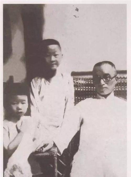 武钟谦临终凄凉一幕:肺部出现大窟窿,枯瘦如柴,朱自清泪流满面_孩子