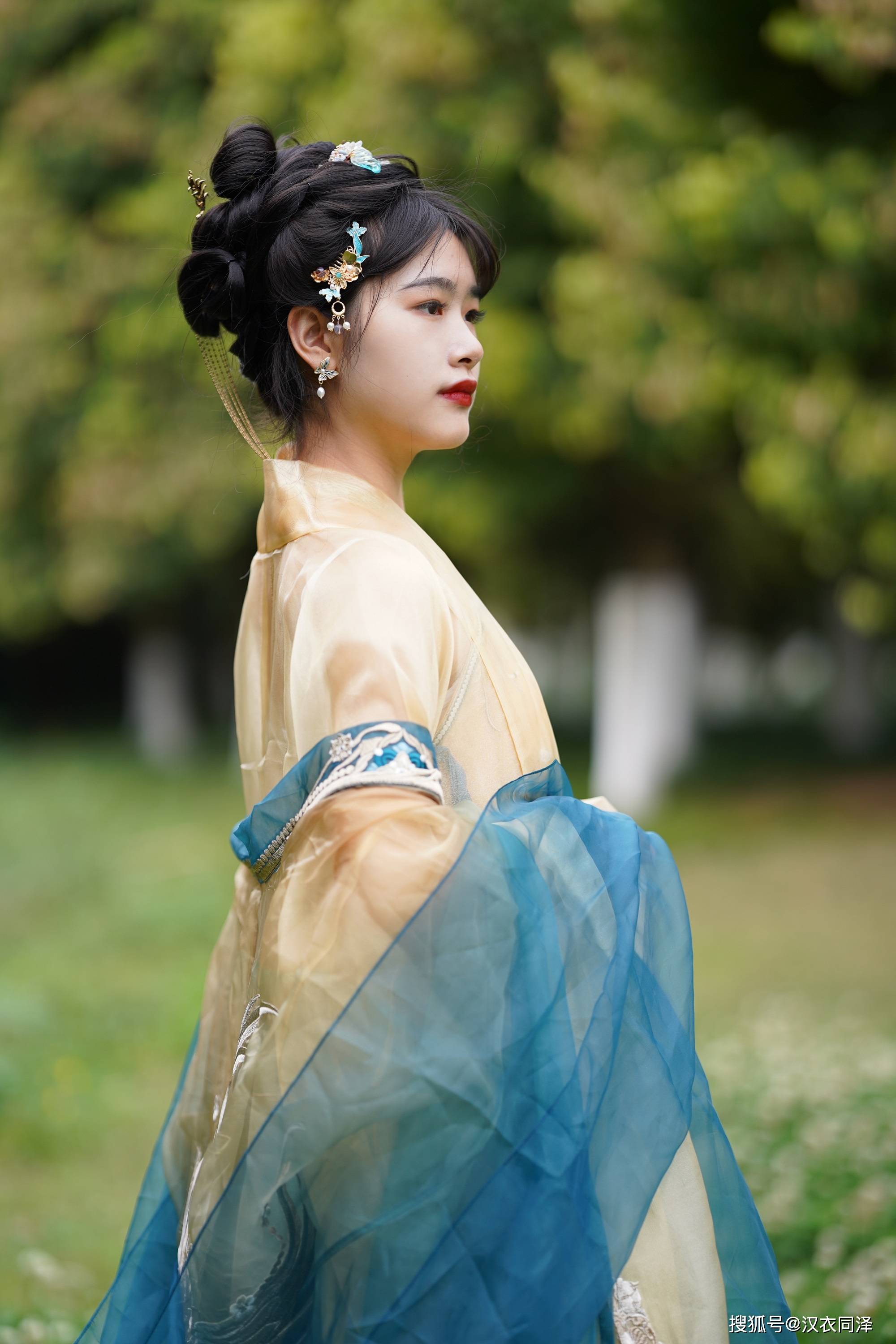 从小时候开始,八宝周就对电视剧中的角色服饰产生了浓厚的兴趣.