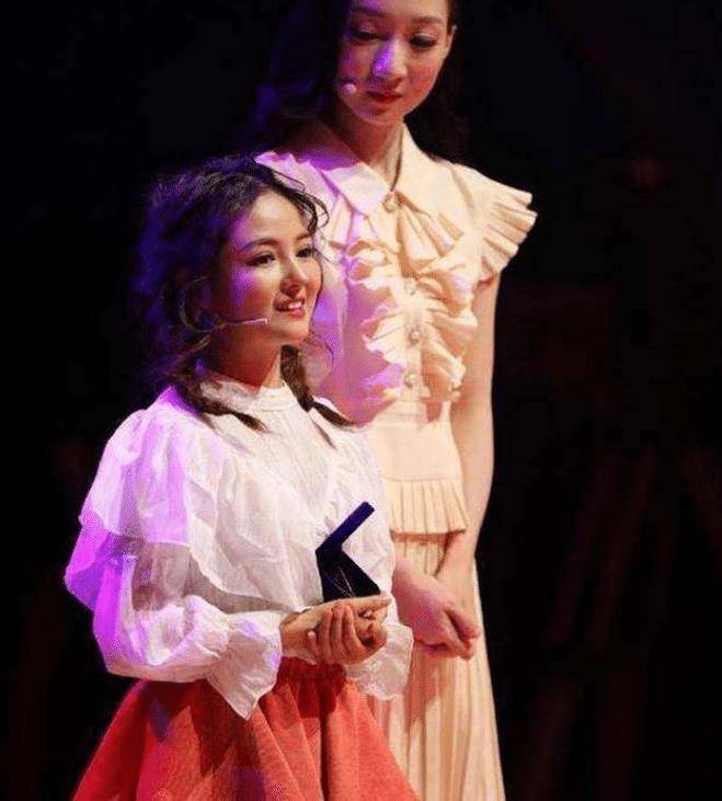 "袖珍美女"黄韵伊:初中辍学如今年入百万,颜值出众追求者甚多_父母