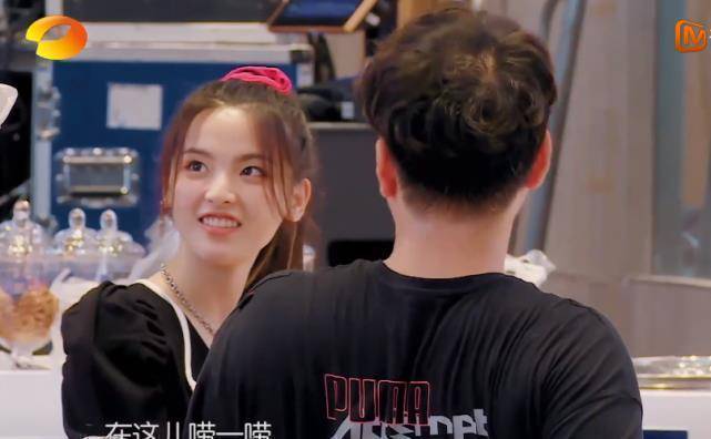 海涛夸杨超越的说唱押韵,注意王俊凯的眼神?