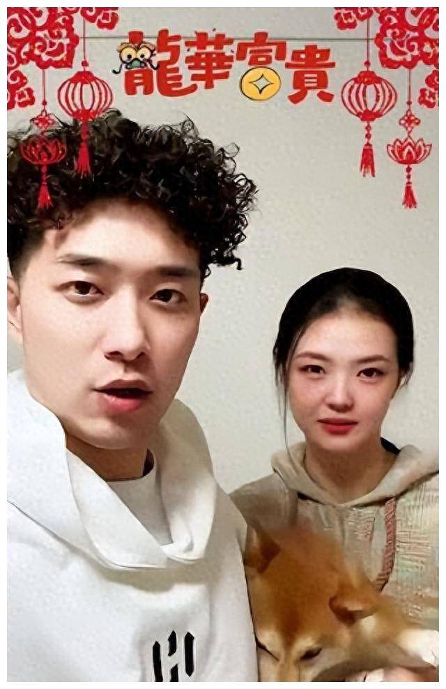 张常宁家人春节聚餐,女排主攻拥狗登桌,妈妈如关之琳般动人.