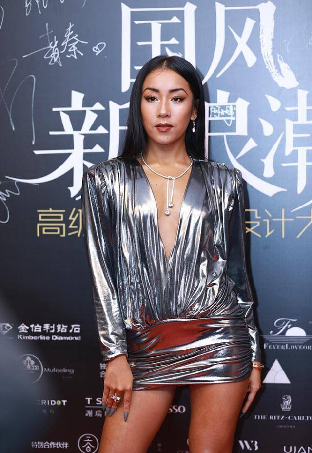 别看吉克隽逸肤色黑,但身材真是一等一的好,大长腿一般人比不了_颜色