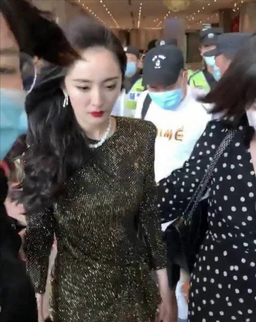 迪丽热巴近照,发际线后移比杨幂还要夸张,嘉行艺人祖传脱发?