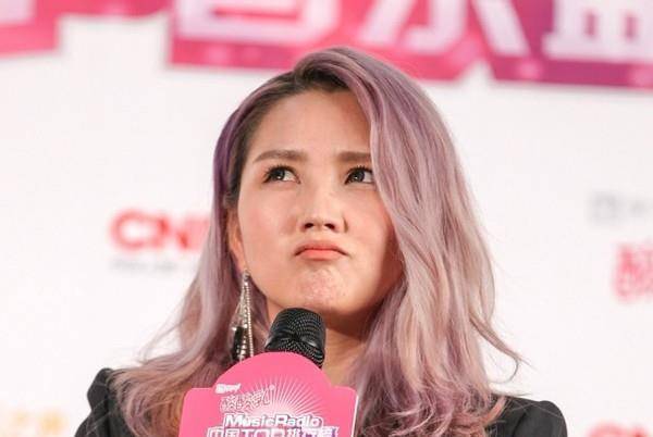 何洁胖起来更有魅力了,穿掐腰西装都很有肉感,看着不像30 _亮点_印花