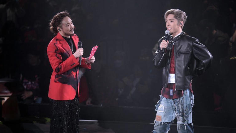 演唱会接近尾声时,全场观众一起合唱了《无赖》,这让郑中基十分感动.