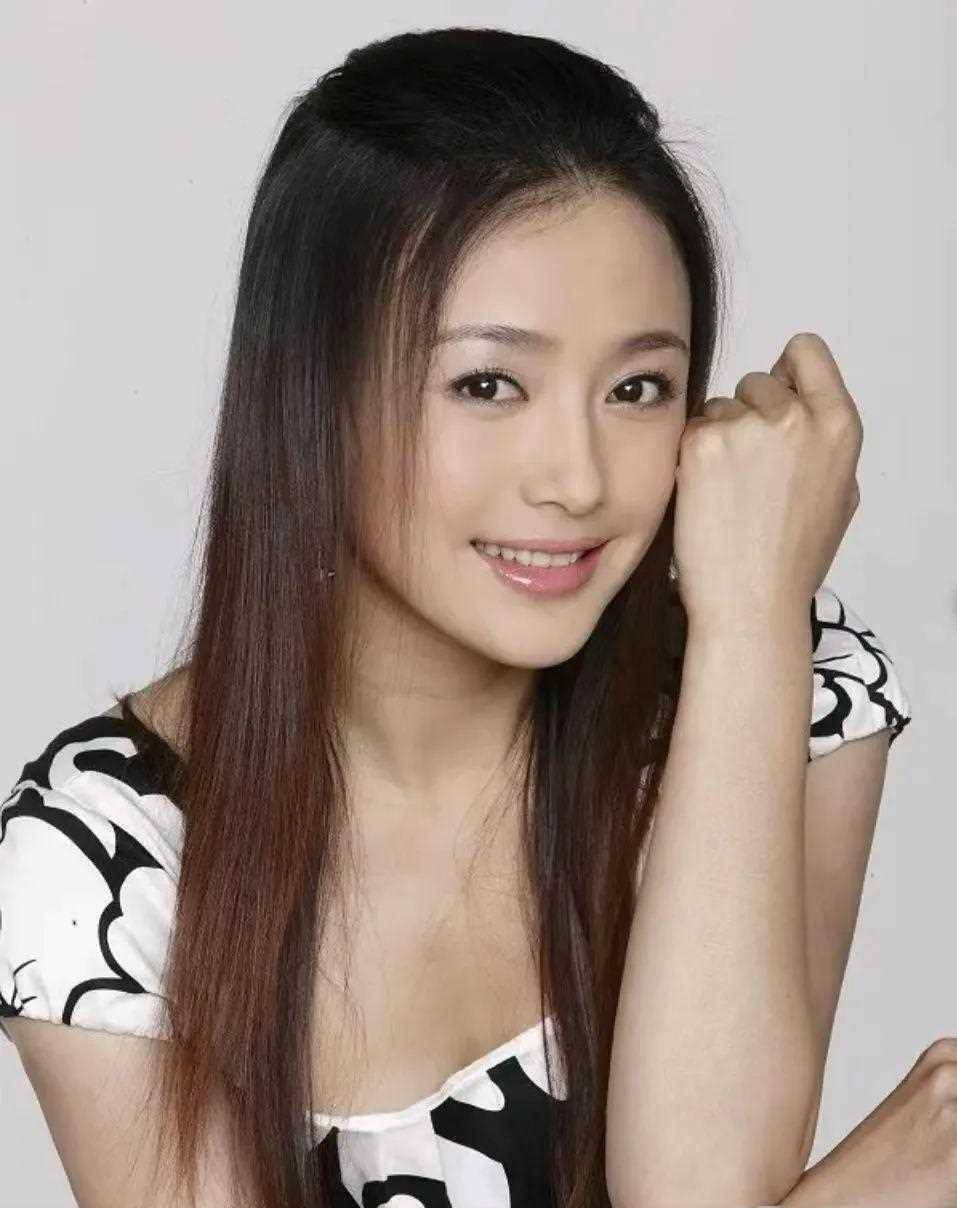 44岁秦岚和小9岁魏大勋的手挽手回家,他们能修成正果吗_社会_作品