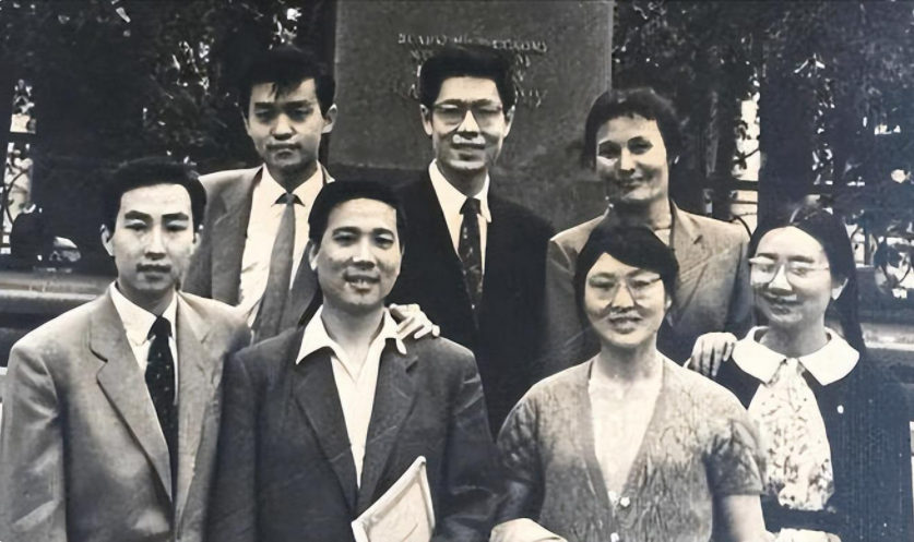 于是刘诗昆向叶向真求婚后,两人举办了盛大的婚礼.