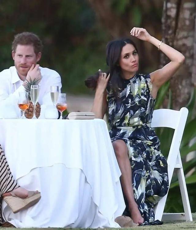 梅根公众下穿碎花裙甩掉鞋变化大,哈里变小胖墩_英国王室_风格_生活