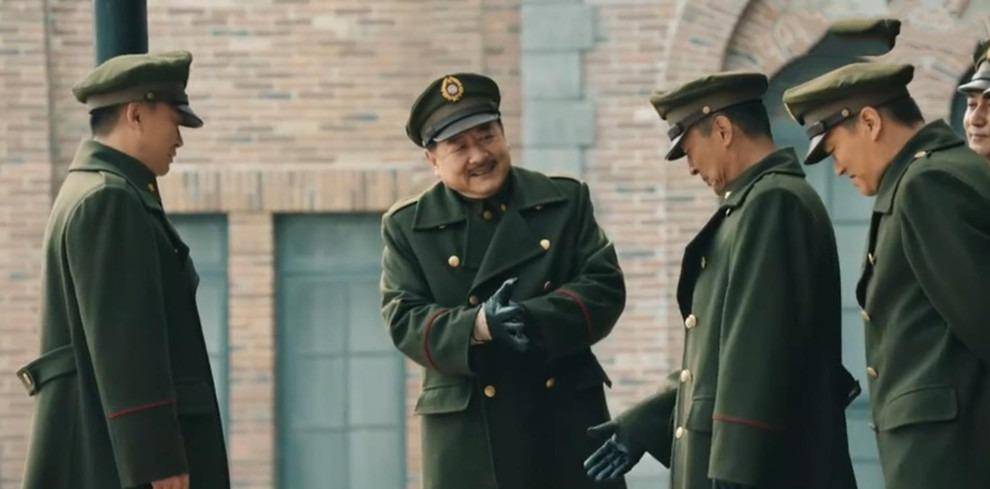 孙殿英拜老蒋也拜宋江,文强哭笑不得:这摆设看着怎么像灵堂?