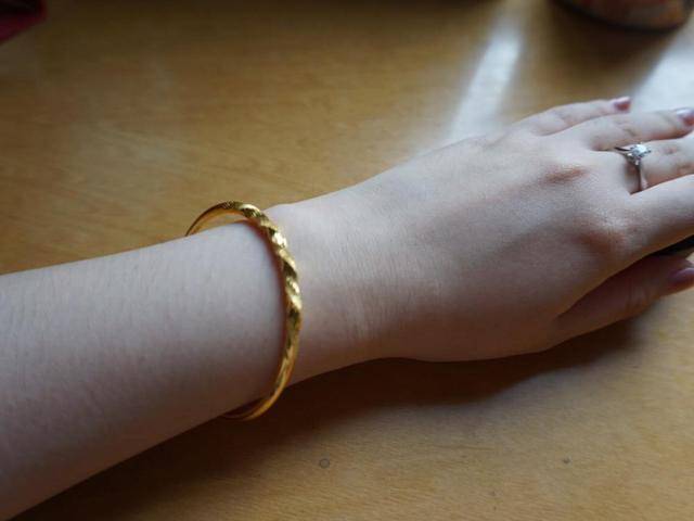 或带来5个变化,多数人还不晓得而在市场上,金手镯的价钱也是千差万别