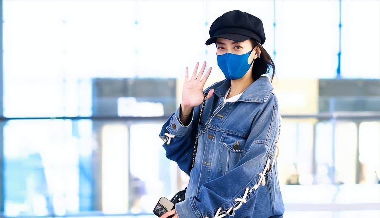 霍汶希虽然素颜出门,但穿衣却挺时尚的,一身牛仔看着很清爽_造型_深