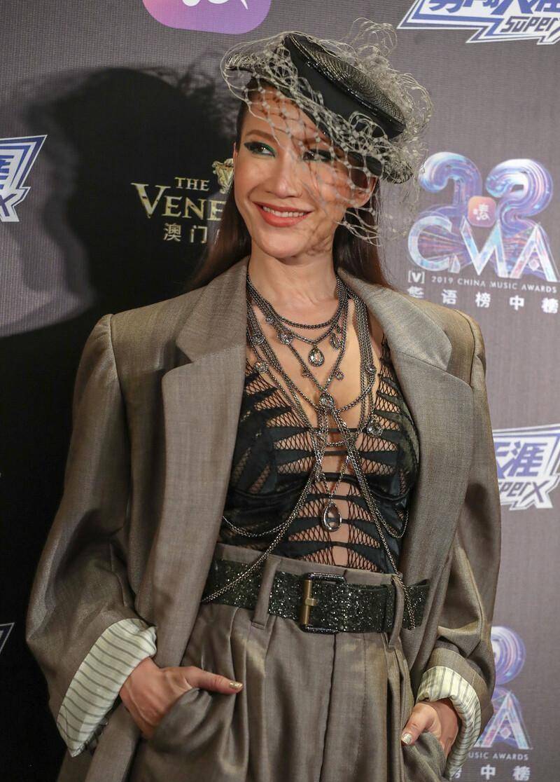 李玟的这些时尚穿搭造型是非常值得大家来模仿的,只要大家能够找到