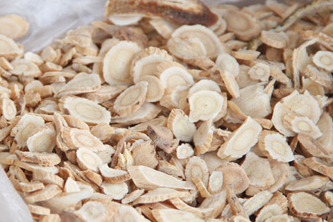 黄芪加上这些食物煲汤喝,或能提高免疫力,提高睡眠质量_孩子_血糖_经