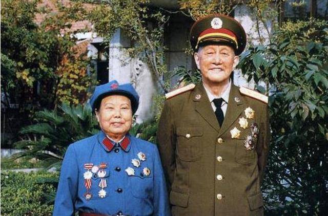 2003年,洪学智完成回忆录后,特别嘱咐:给长春的老郑头送去一本_任荣