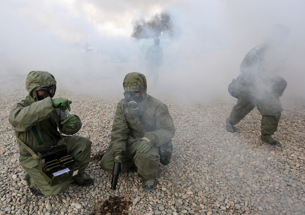 "化武"现身战场,俄官员宣称:乌军抛投的毒气弹来自美国_西方_援助