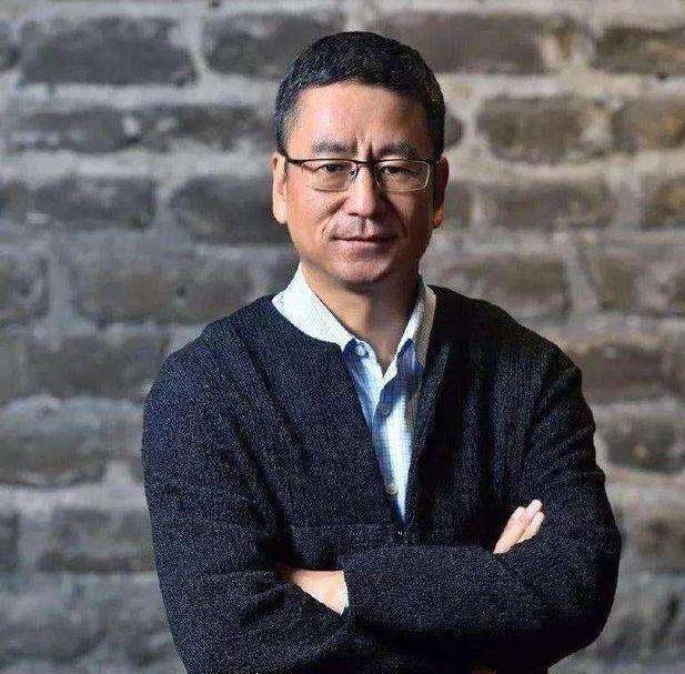 "电视一哥"白岩松患病5年,如今52岁近况看起来很惋惜!