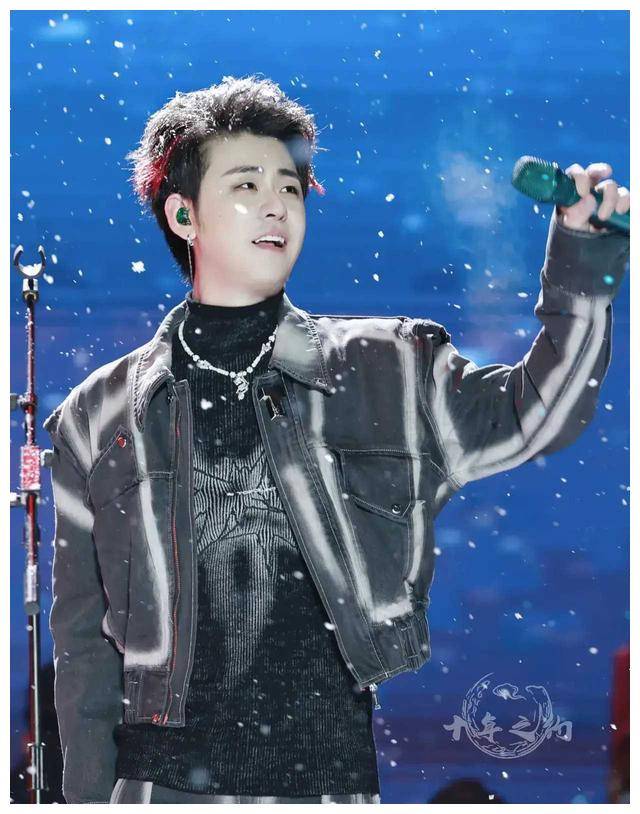 张云雷穿大褂,散发出稳重气质,深得我心!_表演_相声_造型