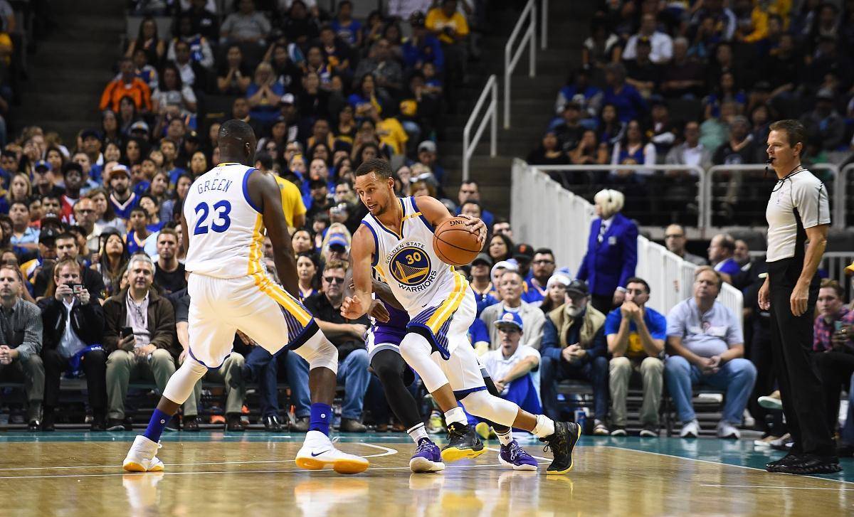 金州勇士队连胜延续,汤普森和库里领军战胜犹他爵士队_胜利_比赛_篮板