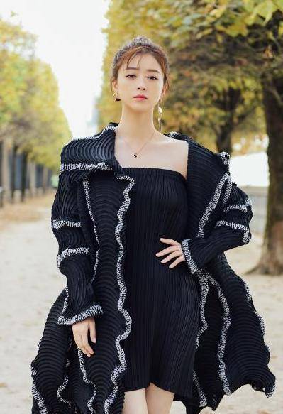 微胖蒋欣保守穿衣也性感,衬衫配短裤秀美腿,腿上淤青引人关注_显得