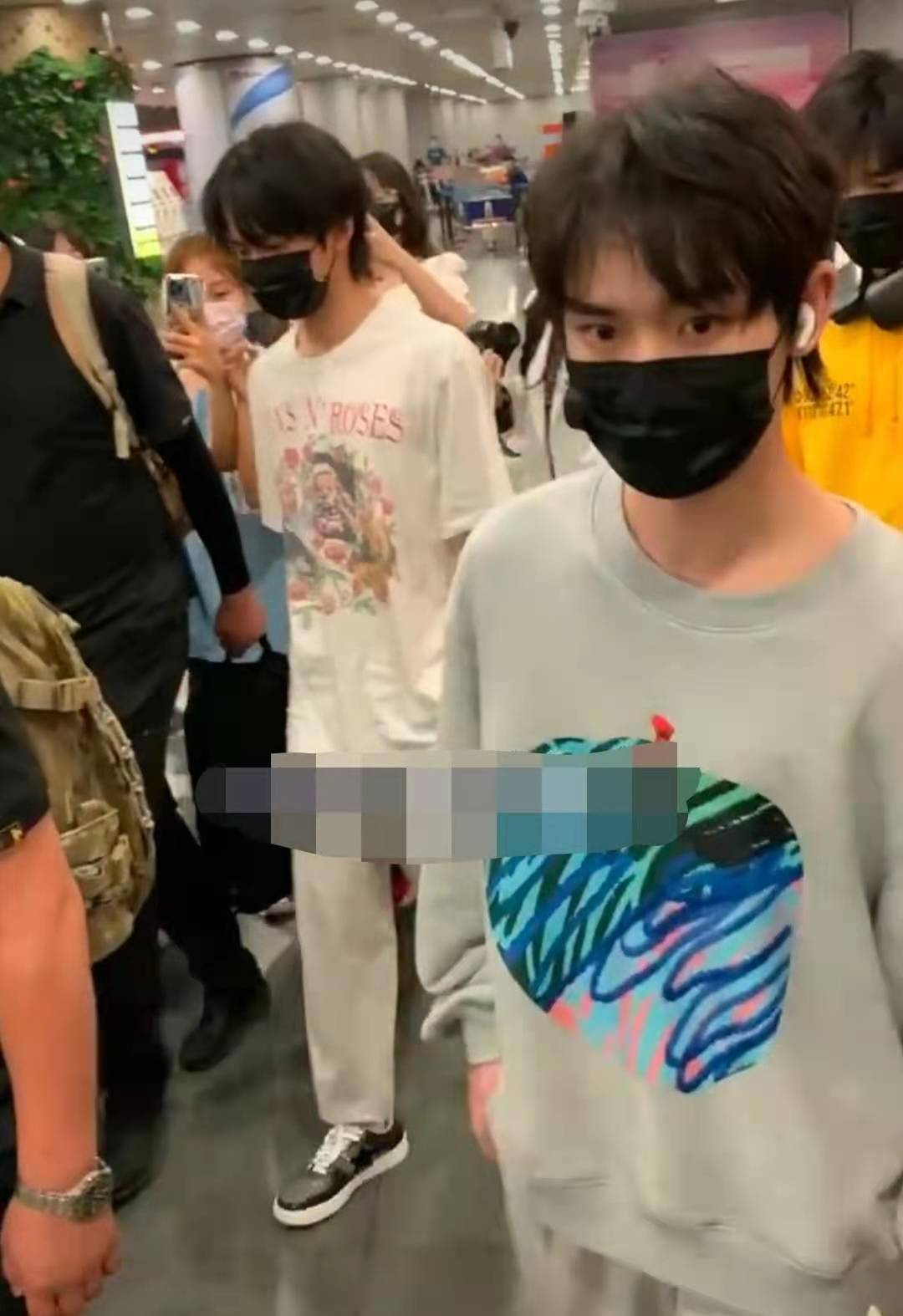 丁程鑫机场被私生撞肩,差点摔倒后反应迅速,现场拥挤混乱不堪_行为