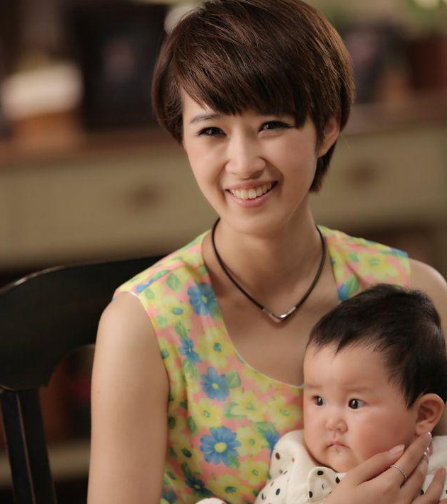 演员奚望:在继父刘之冰支持下离婚,带着女儿的她,现在怎样了?