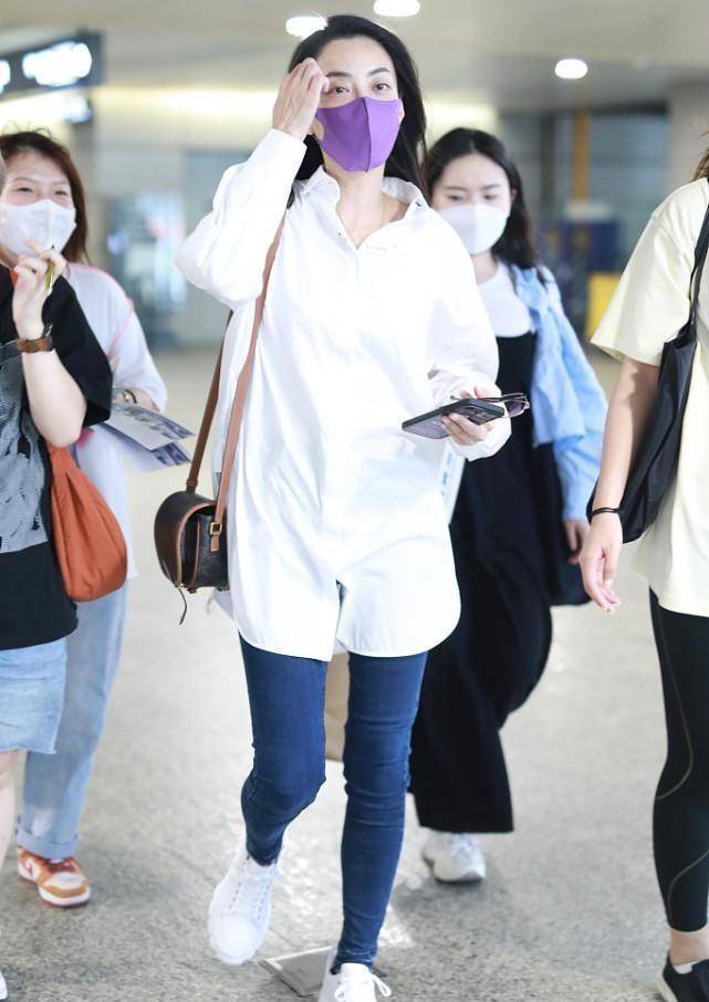 霍汶希虽然素颜出门,但穿衣却挺时尚的,一身牛仔看着很清爽_造型_深